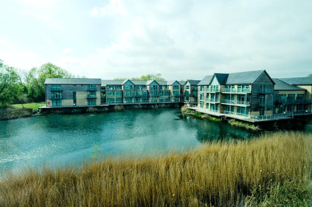 De Vere Cotswold Water Park Apartments Cirencester Exterior photo